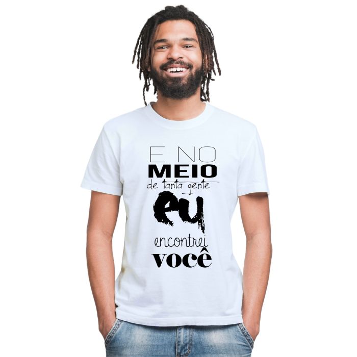 Camiseta Meio De Tanta Gente Encontrei Você Personalizada