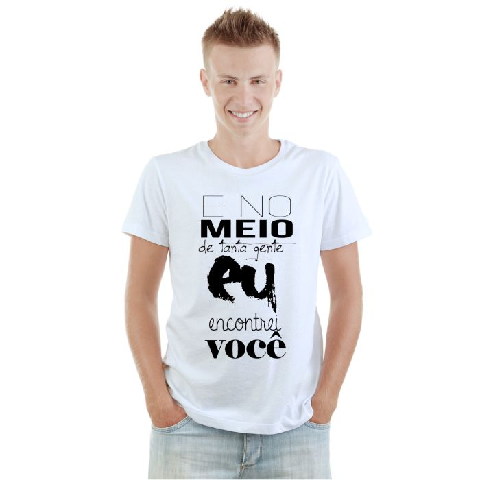 Camiseta Meio De Tanta Gente Encontrei Você Personalizada