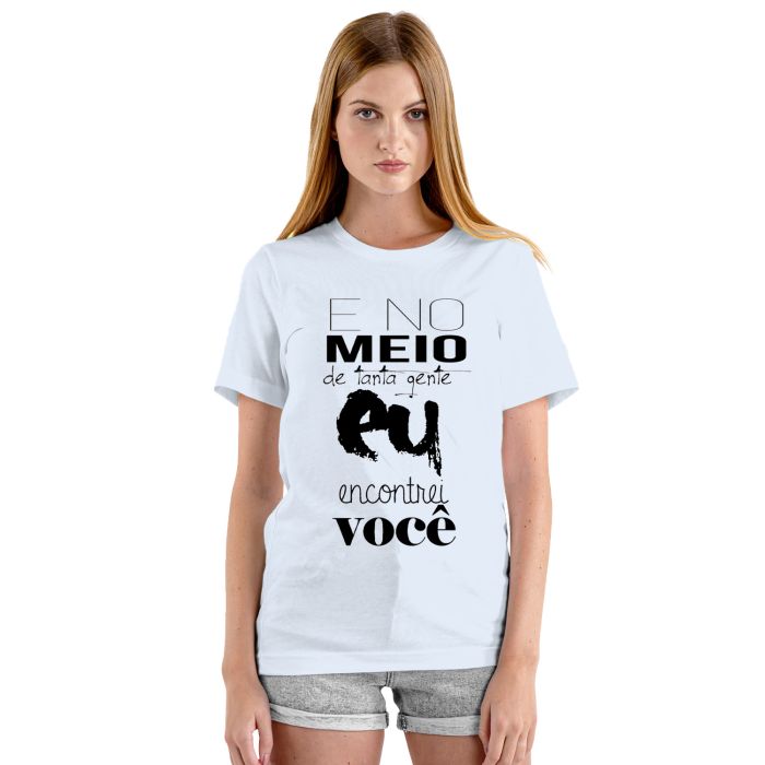 Camiseta Meio De Tanta Gente Encontrei Você Personalizada