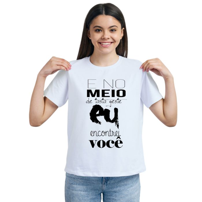 Camiseta Meio De Tanta Gente Encontrei Você Personalizada