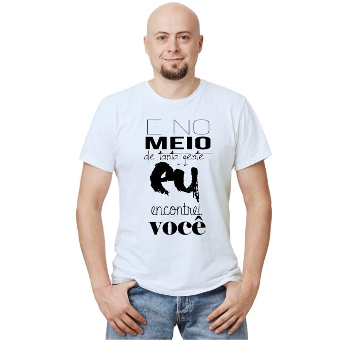 Camiseta Meio De Tanta Gente Encontrei Você Personalizada