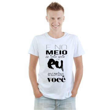 Camiseta Meio De Tanta Gente Encontrei Você Personalizada