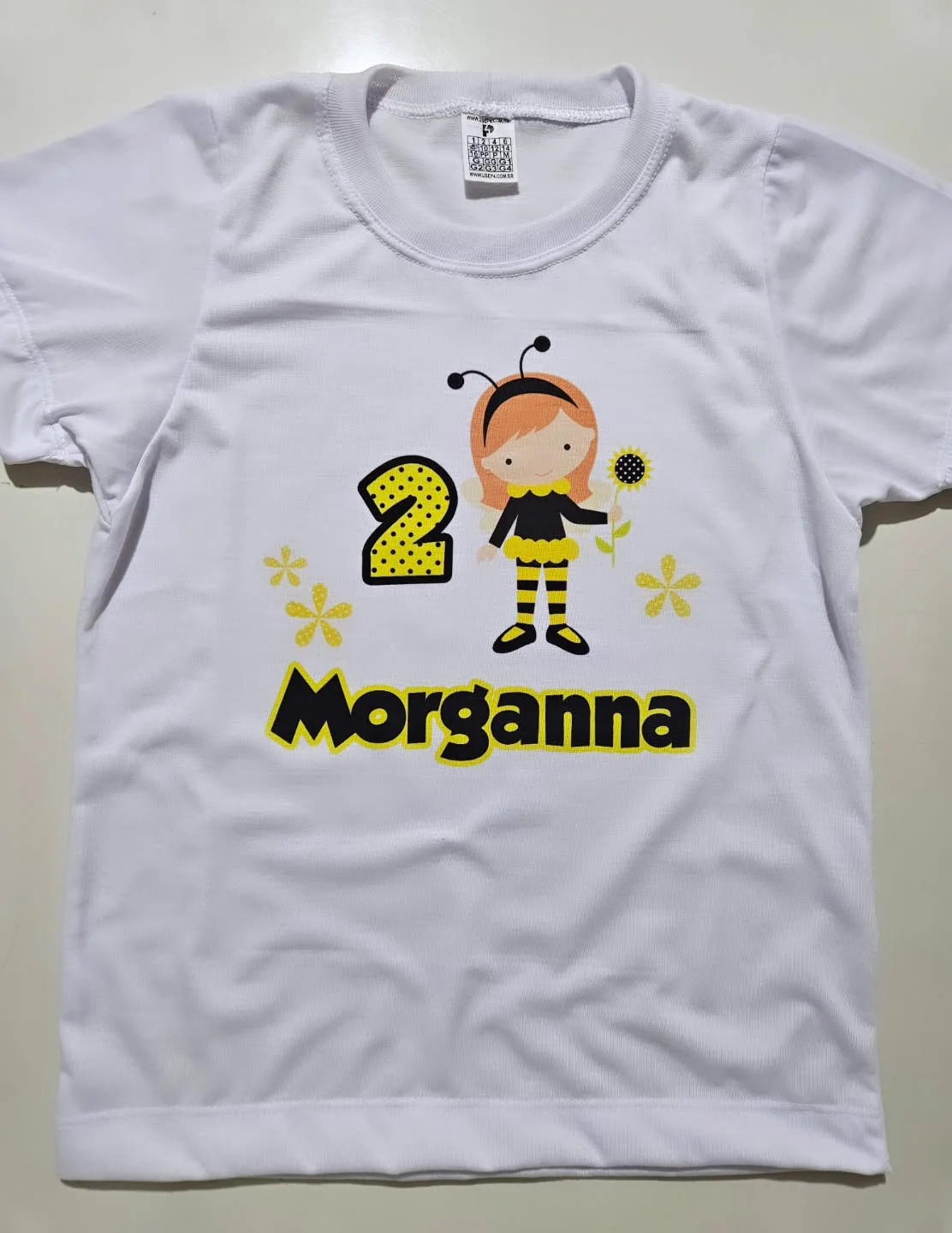 Camiseta personalizada com tema de abelha
